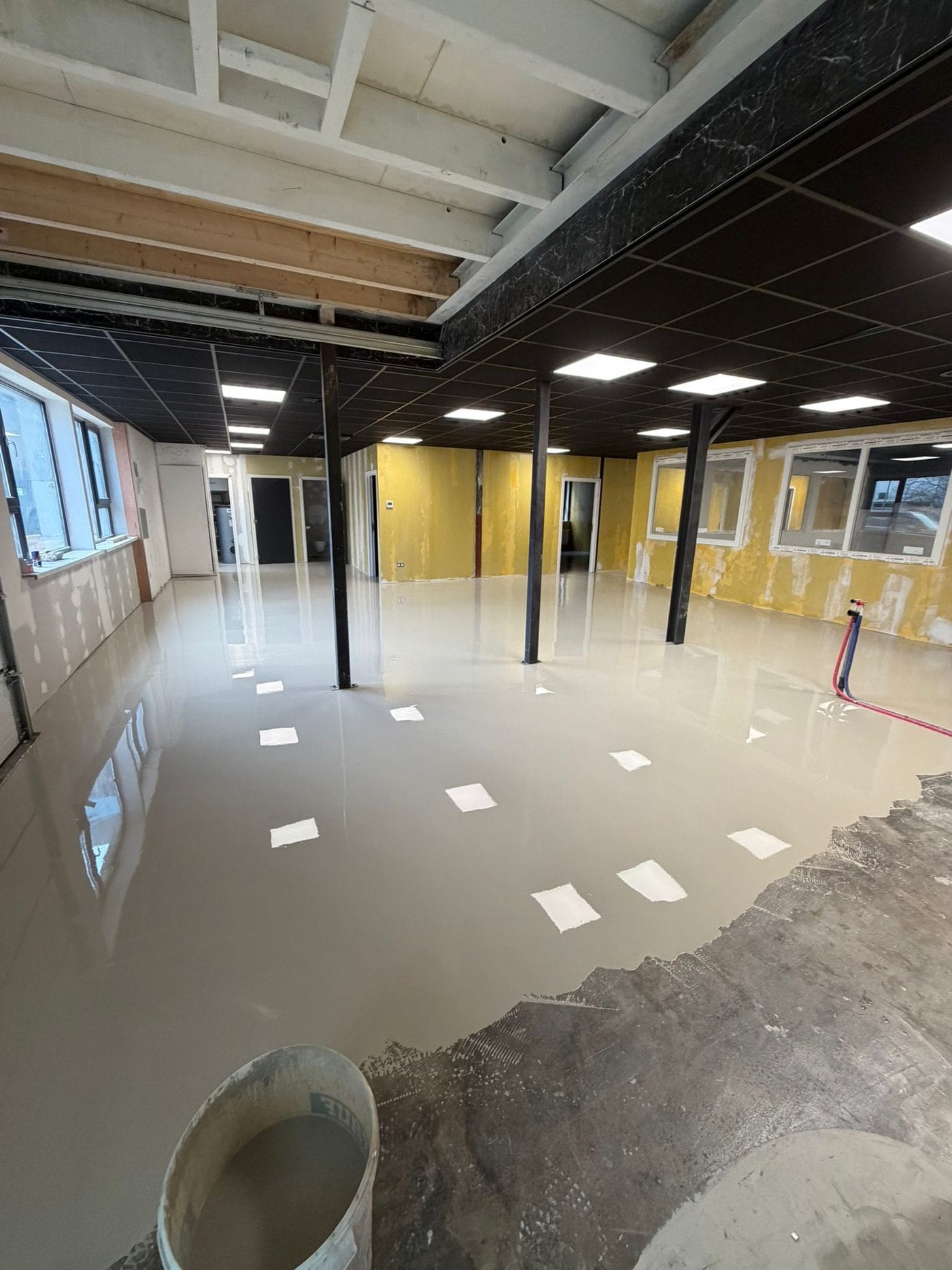 Bedrijfsruimte tijdens het werk: de ondervloer klaar voor de vloerbedekking