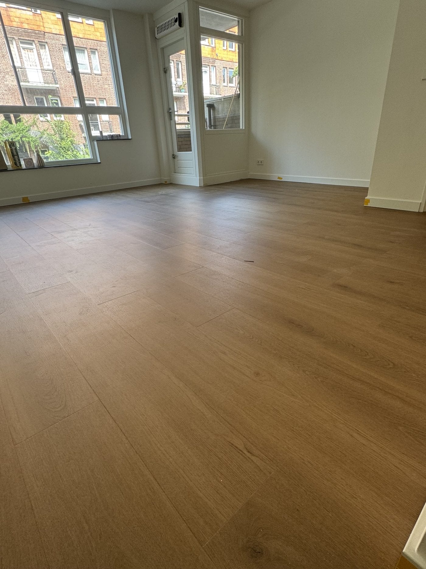 Rechte strook PVC over de volle breedte van een lichte woonkamer