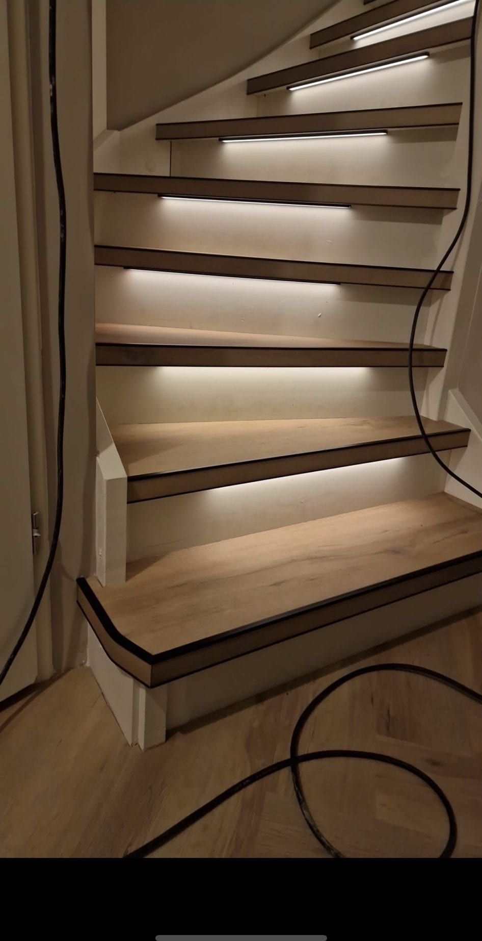 Detail van een gerenoveerde trap: overzettreden met de LED-strip in de neus weggewerkt